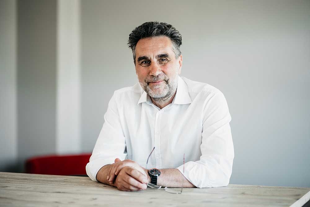 Corporate-Fotografie Leipzig — Mitarbeiterporträt am Arbeitsplatz